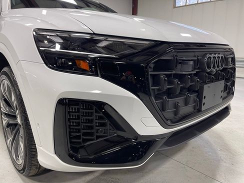 Used 2025 Audi Q8 Premium image 11