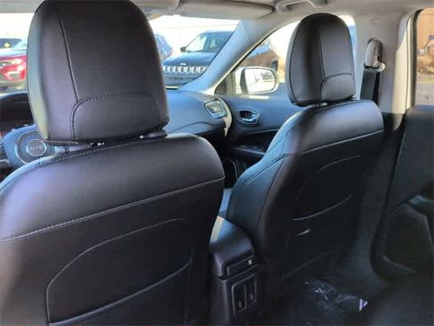 Used 2018 Jeep Compass Latitude w/ Popular Equipment Group image 18