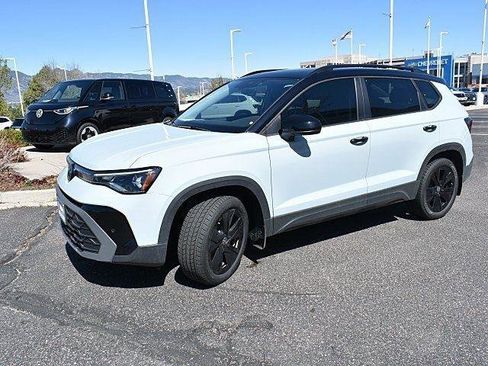 New 2025 Volkswagen Taos SE image 3