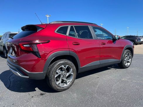 Used 2025 Chevrolet Trax LT FWD image 4