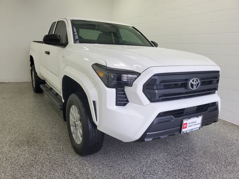 Certified 2025 Toyota Tacoma SR AWD/4WD image 4