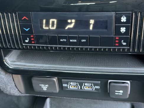 Used 2024 Jeep Wagoneer L Series II AWD/4WD image 23