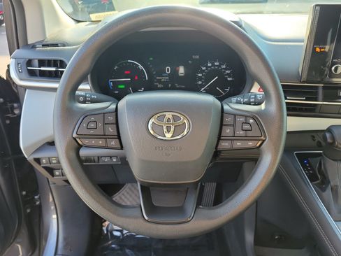 Used 2025 Toyota Sienna LE w/ LE Plus Package AWD/4WD image 17