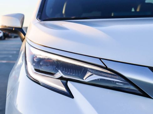 Used 2022 Toyota Sienna Platinum image 9