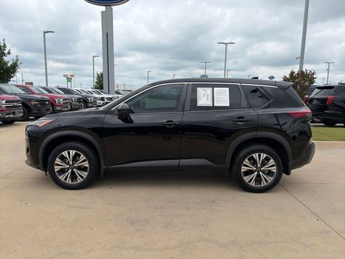 Used 2022 Nissan Rogue SV FWD image 2