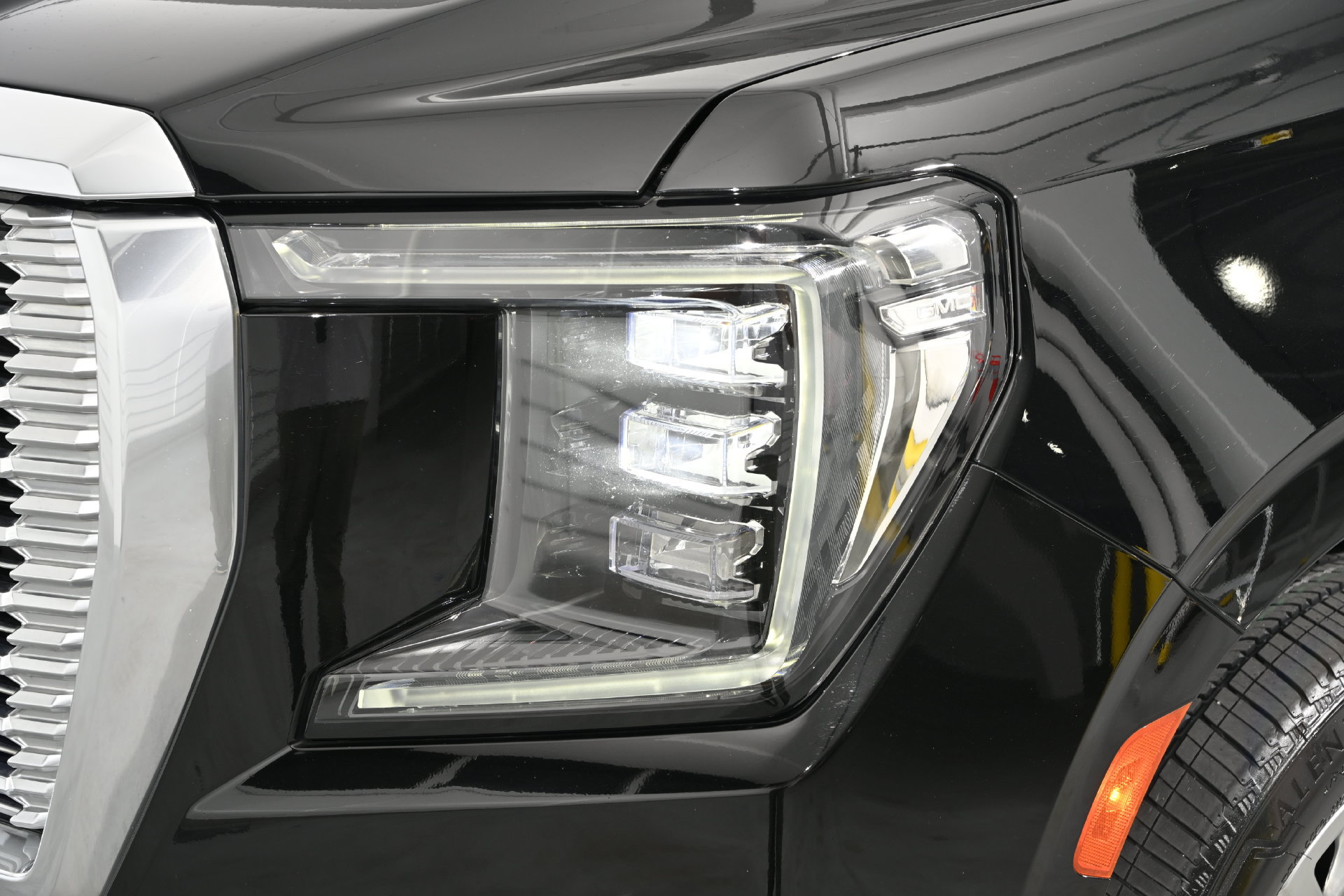 Used 2023 GMC Yukon XL Denali RWD image 9