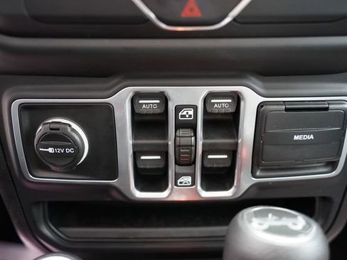 Used 2018 Jeep Wrangler Unlimited Sport S AWD/4WD image 16