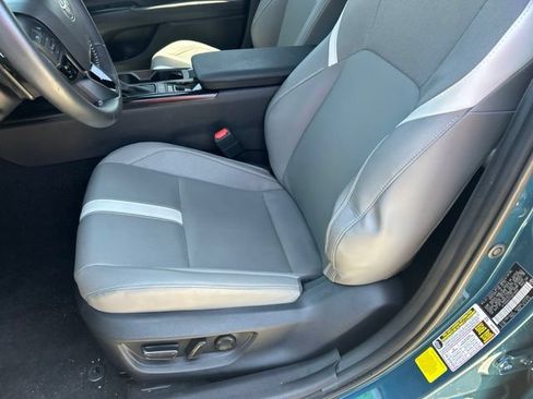 Used 2025 Toyota Camry SE FWD image 11