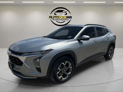 Used 2024 Chevrolet Trax LT w/ Driver Confidence Package FWD image 3