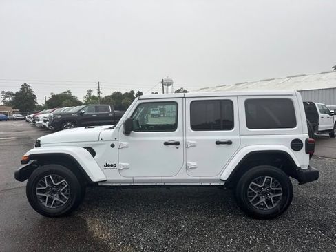 Used 2025 Jeep Wrangler Unlimited Sahara AWD/4WD image 6