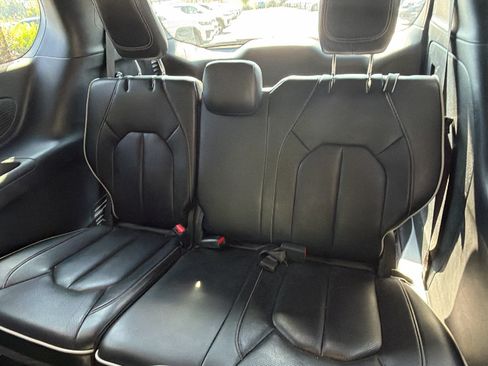 Used 2025 Chrysler Pacifica Limited FWD image 23