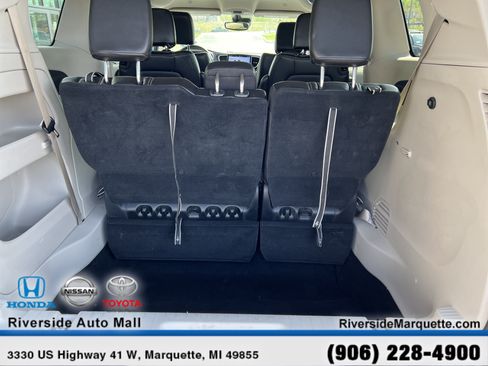 Used 2023 Chrysler Pacifica Touring-L FWD image 8