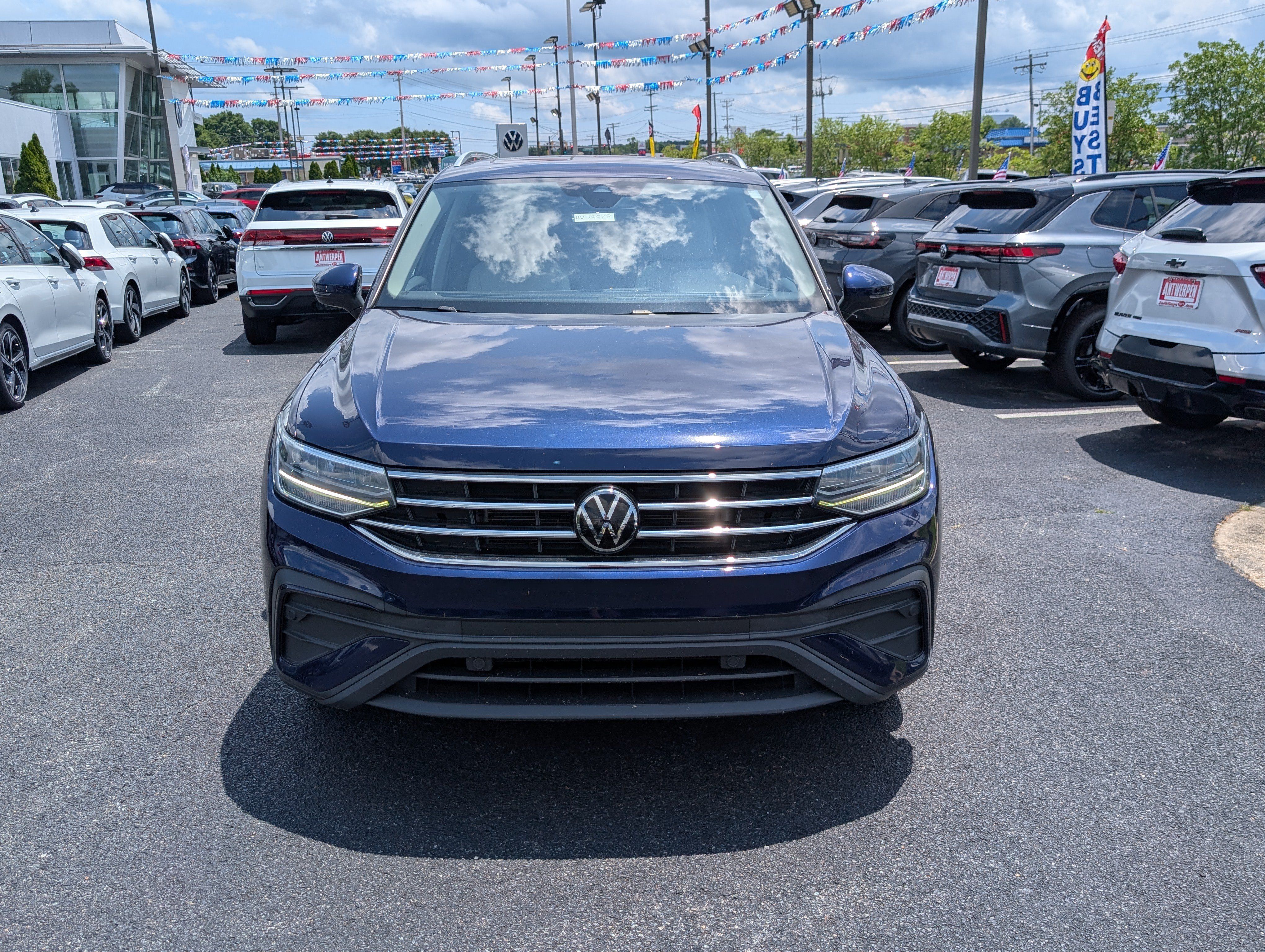 Used 2023 Volkswagen Tiguan SE w/ Panoramic Sunroof Package FWD image 8