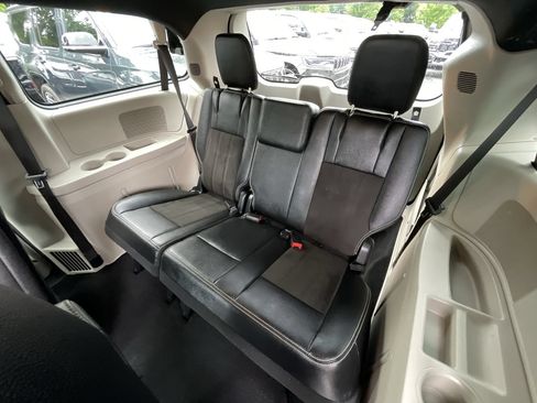Used 2019 Dodge Grand Caravan SXT FWD image 38