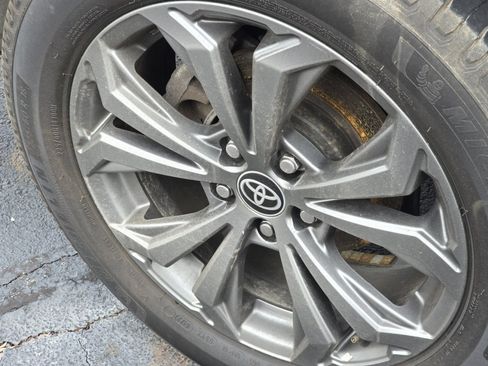 Used 2022 Toyota RAV4 XLE Premium image 18