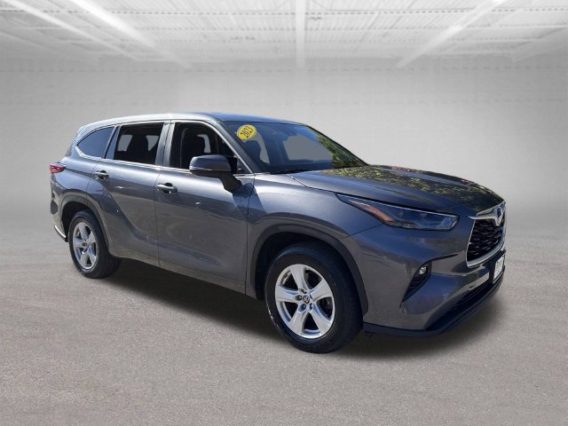 Used 2023 Toyota Highlander LE FWD image 4