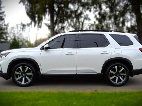 Used 2025 Honda Pilot Touring image 8