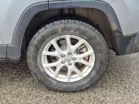 Used 2016 Jeep Cherokee Latitude AWD/4WD image 7