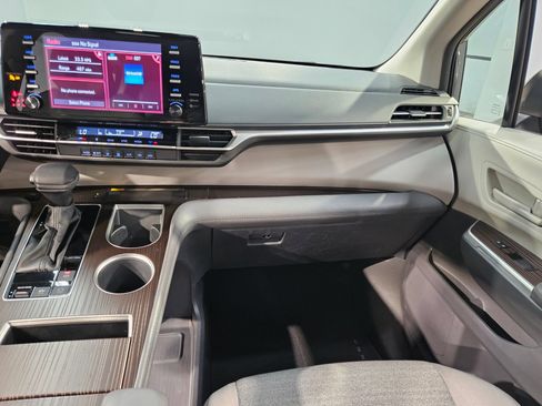 Used 2023 Toyota Sienna LE w/ LE Plus Package FWD image 11
