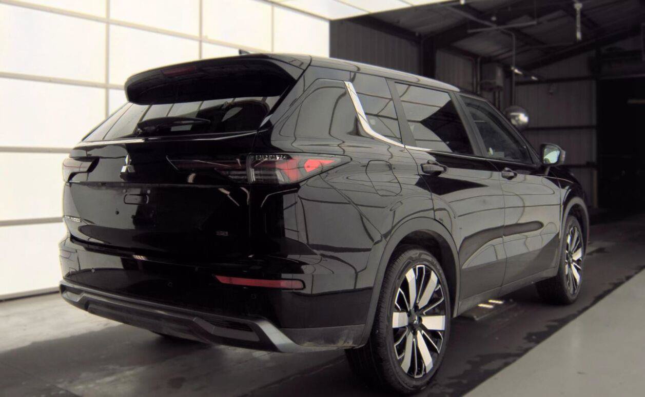 Used 2025 Mitsubishi Outlander AWD image 4