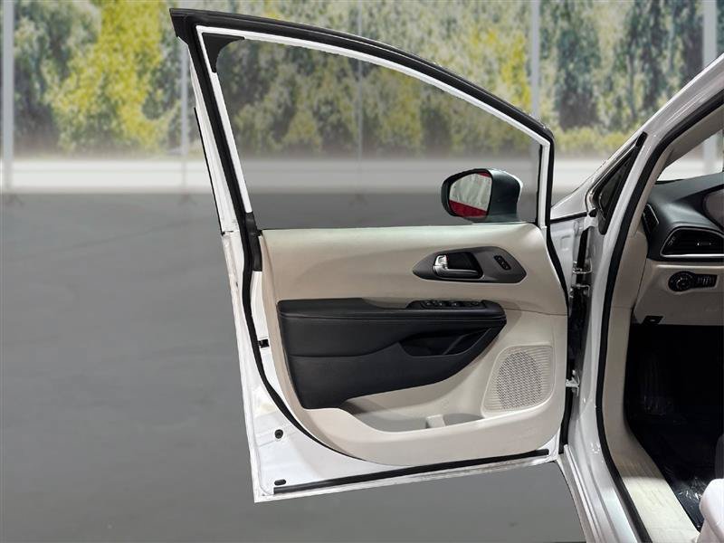 Used 2023 Chrysler Pacifica Touring-L FWD image 20