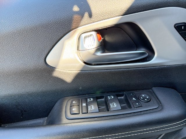 Used 2025 Chrysler Pacifica Limited FWD image 16