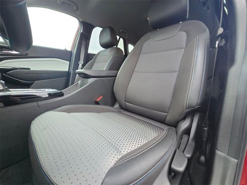 Certified 2025 Chevrolet Trax LT w/ LT Convenience Package image 16