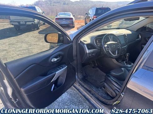 Used 2017 Jeep Cherokee Trailhawk image 19