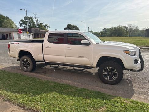 Used 2017 Toyota Tacoma TRD Sport image 7