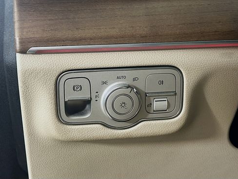 Used 2021 Mercedes-Benz GLS 450 4MATIC image 10