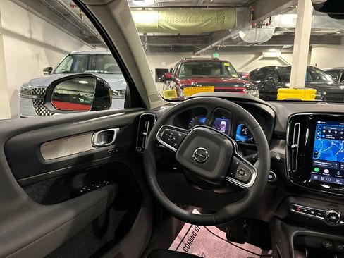 Certified 2023 Volvo XC40 B5 Plus w/ Protection Package Premier AWD/4WD image 23