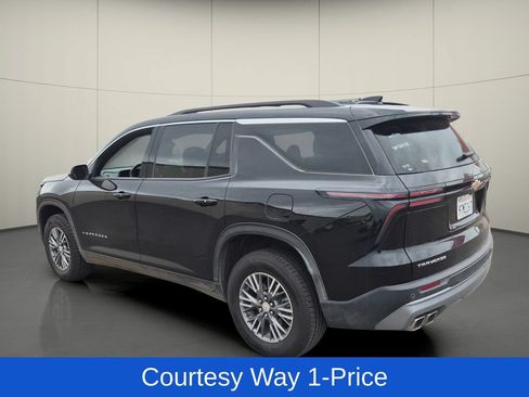 Used 2025 Chevrolet Traverse LT FWD image 6