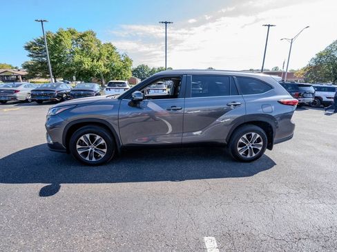 Used 2023 Toyota Highlander XLE image 4