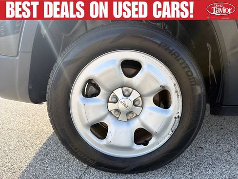 Used 2014 Jeep Cherokee Sport w/ Cold Weather Group AWD/4WD image 25