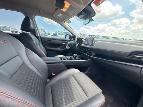 Used 2025 Nissan Rogue SV AWD/4WD image 16
