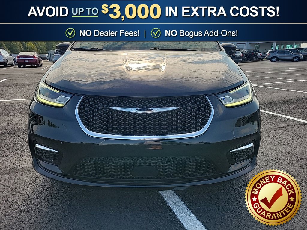 Used 2024 Chrysler Pacifica Touring-L FWD image 2