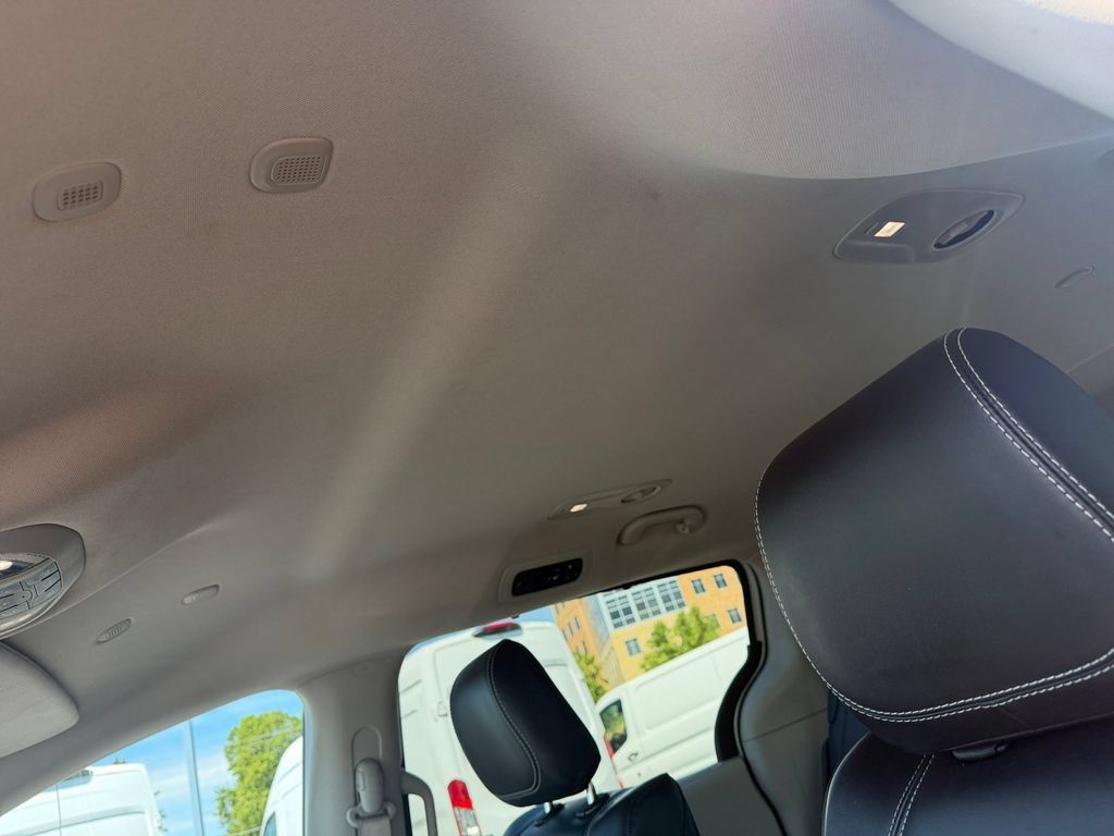 Used 2023 Chrysler Pacifica Touring-L FWD image 38