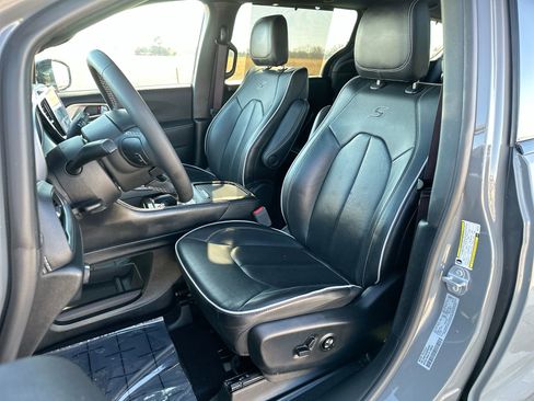 Used 2025 Chrysler Pacifica Limited image 11