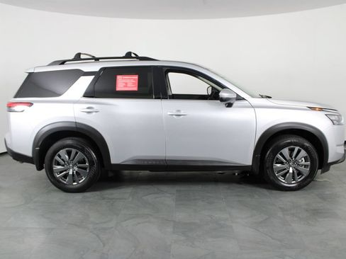Certified 2025 Nissan Pathfinder SV w/ Black Appearance Package FWD image 12