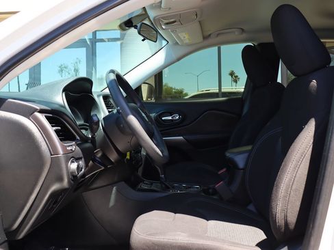 Used 2020 Jeep Cherokee Latitude FWD image 38
