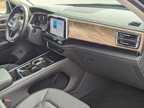 Used 2025 Volkswagen Atlas SE image 28