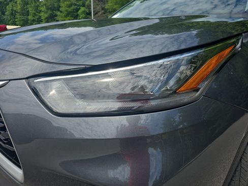 Used 2020 Toyota Highlander XLE AWD/4WD image 33