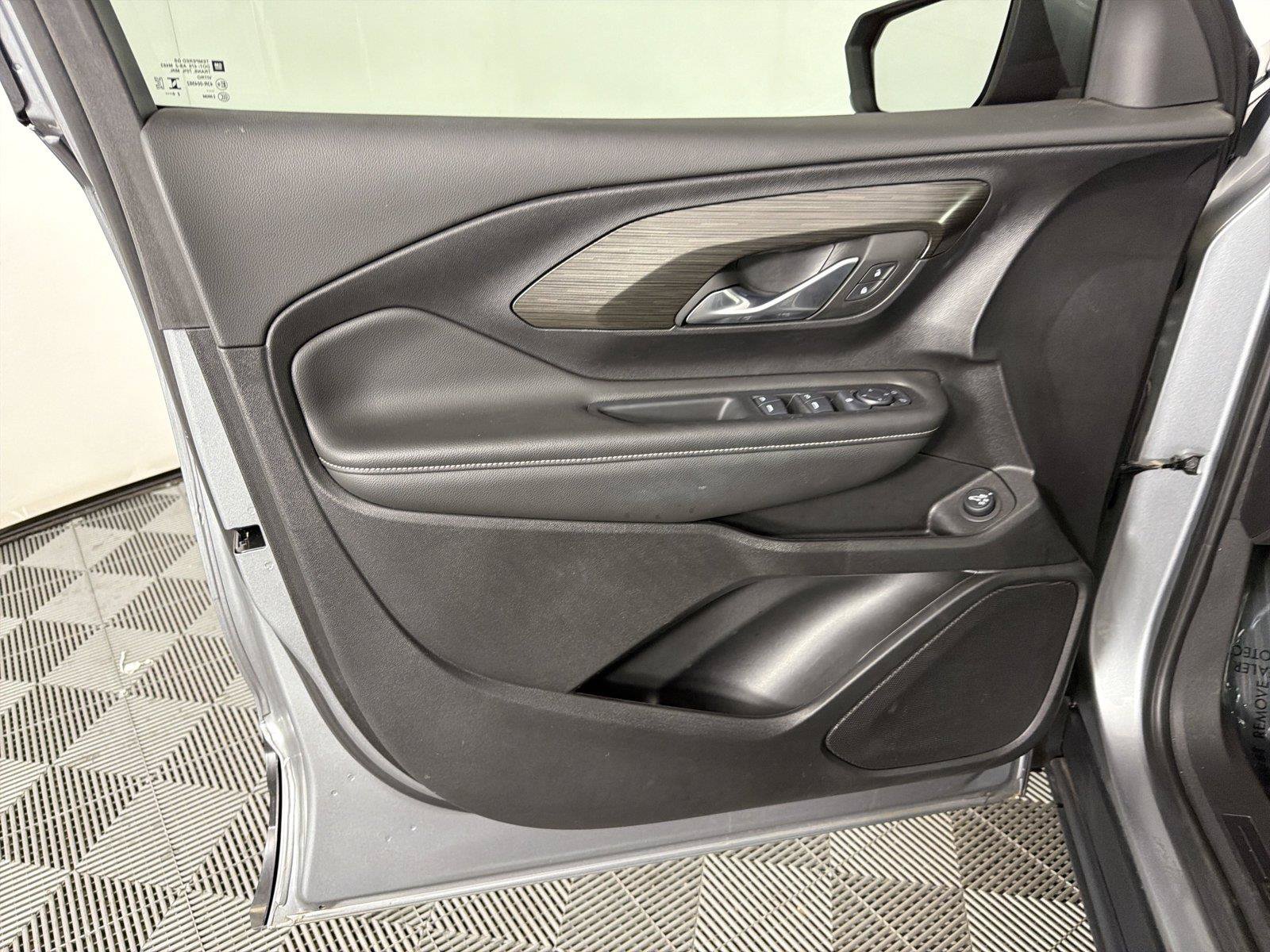 Used 2024 GMC Terrain SLE w/ Driver Convenience Package FWD image 8