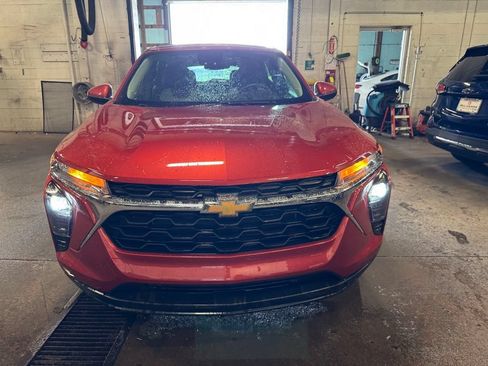 Used 2024 Chevrolet Trax LS w/ LS Convenience Package FWD image 2