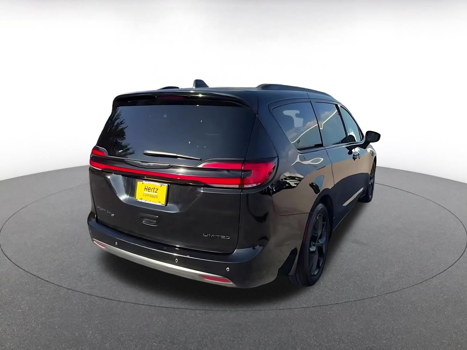 Used 2025 Chrysler Pacifica Limited FWD image 13