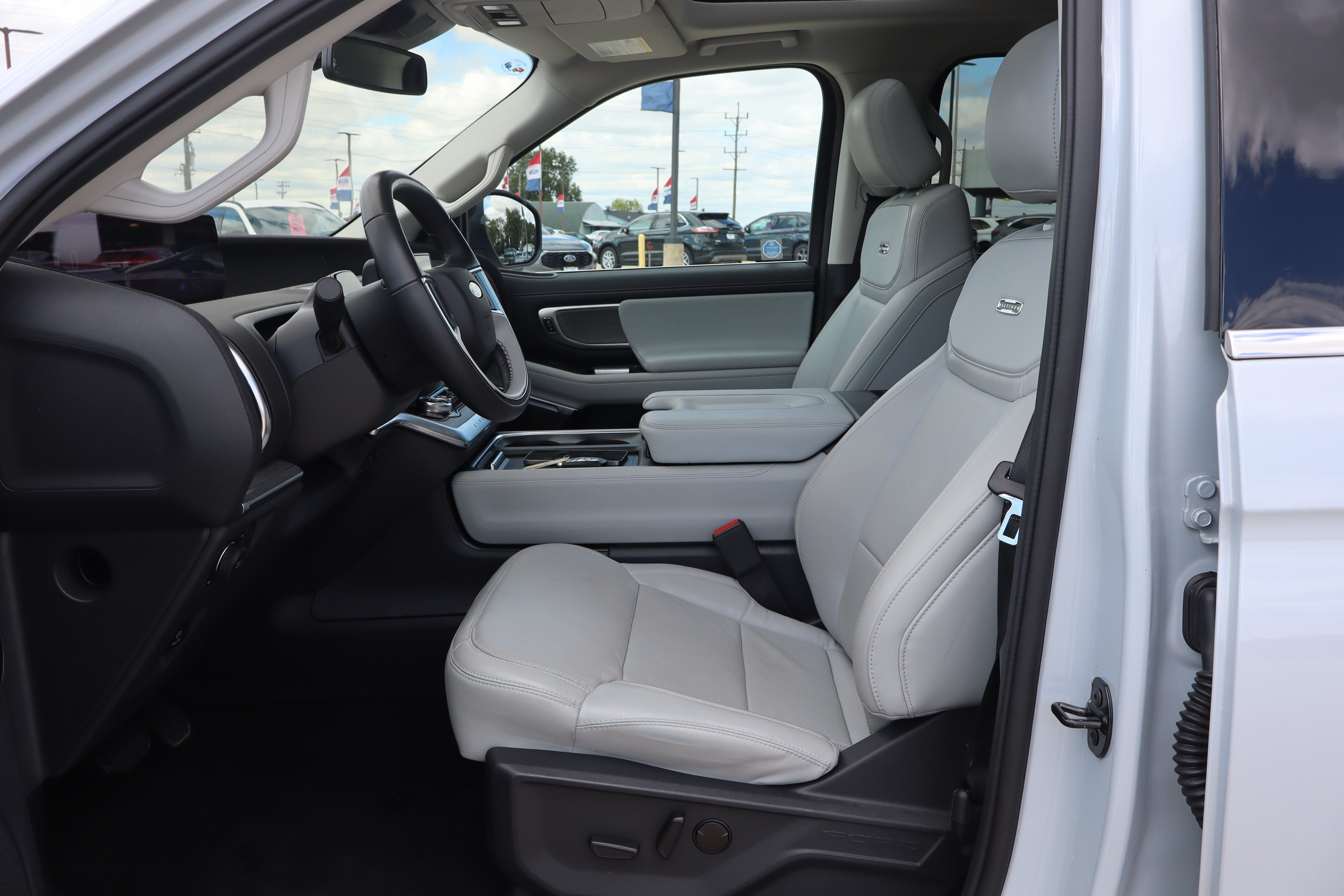 Used 2025 Ford Expedition Platinum AWD/4WD image 10