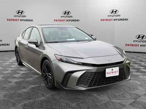 Used 2025 Toyota Camry SE FWD image 1