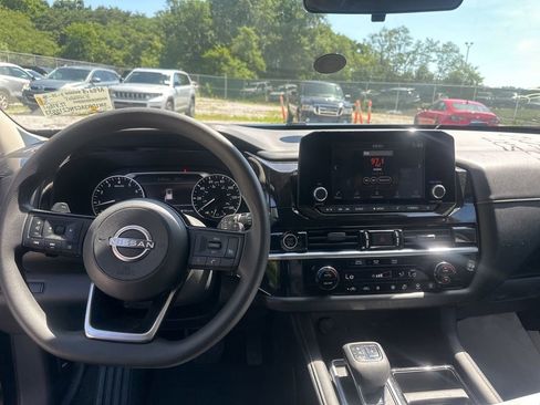 Used 2022 Nissan Pathfinder S AWD/4WD image 5