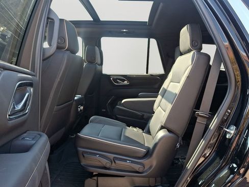 Used 2024 GMC Yukon SLT w/ SLT Premium Package image 8