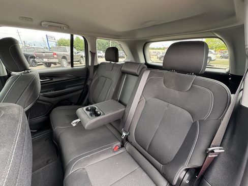 Used 2023 Jeep Grand Cherokee Laredo image 10